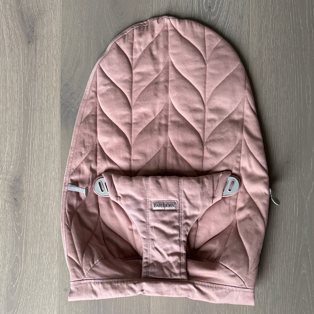 BabyBjorn Bouncer Bliss Extra Fabric Seat Cover in Dusty Pink Woven Petal Quilt